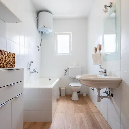 Apartman Linda - *